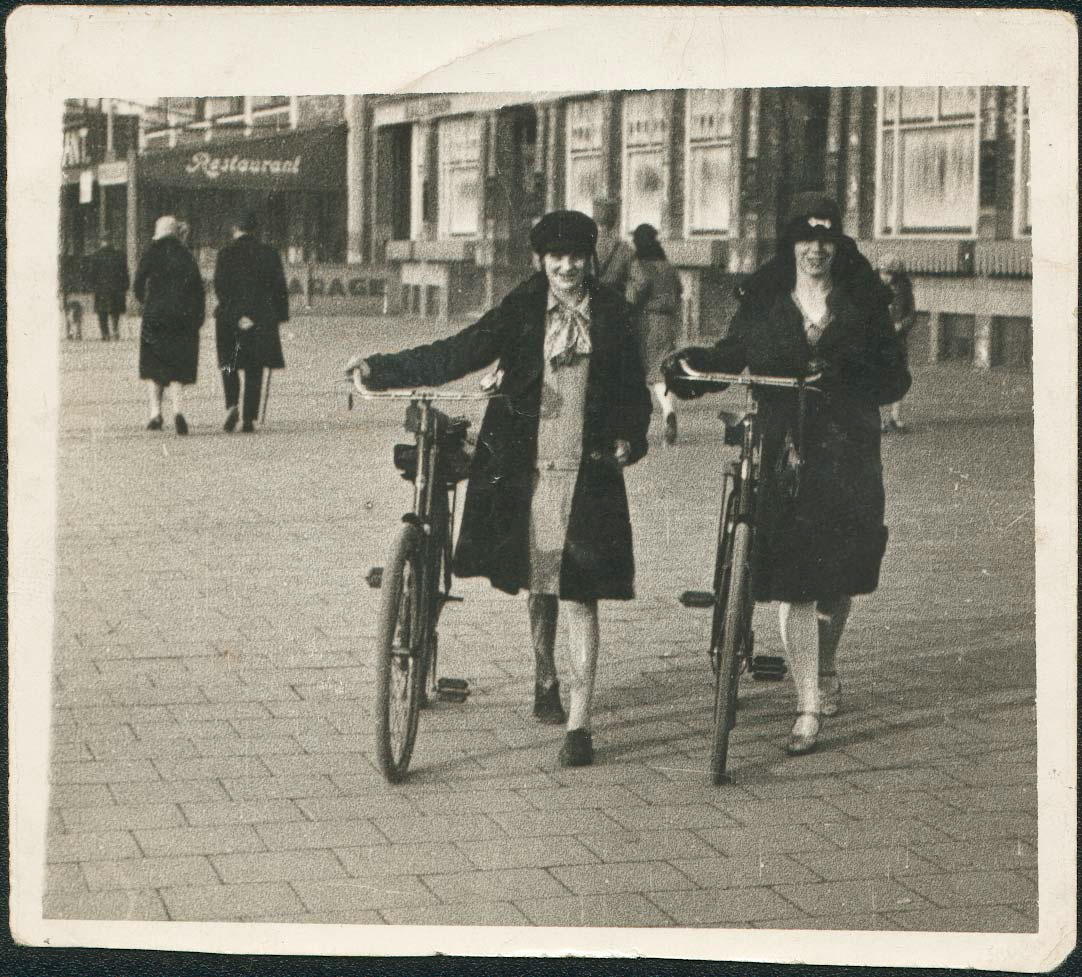 1928-Marietje-en-Johanna-van-wel